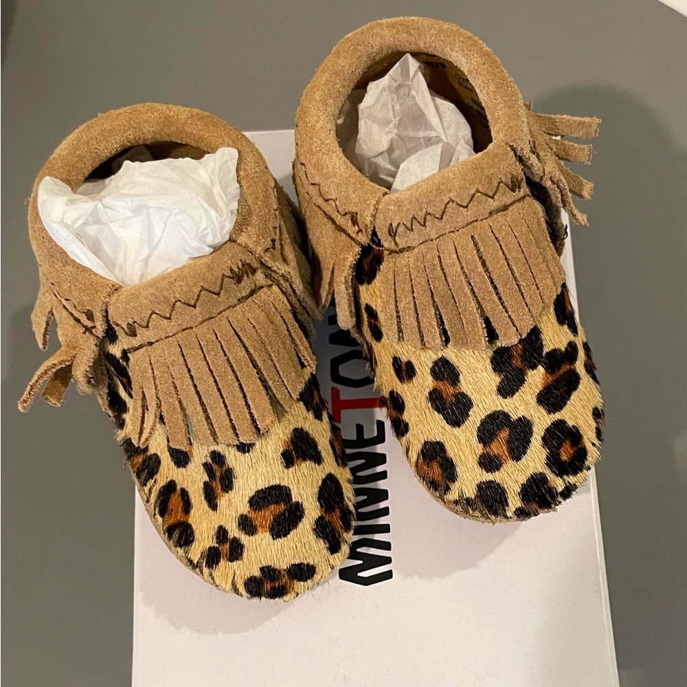 NIB Baby Minnetonka moccasins in leopard print